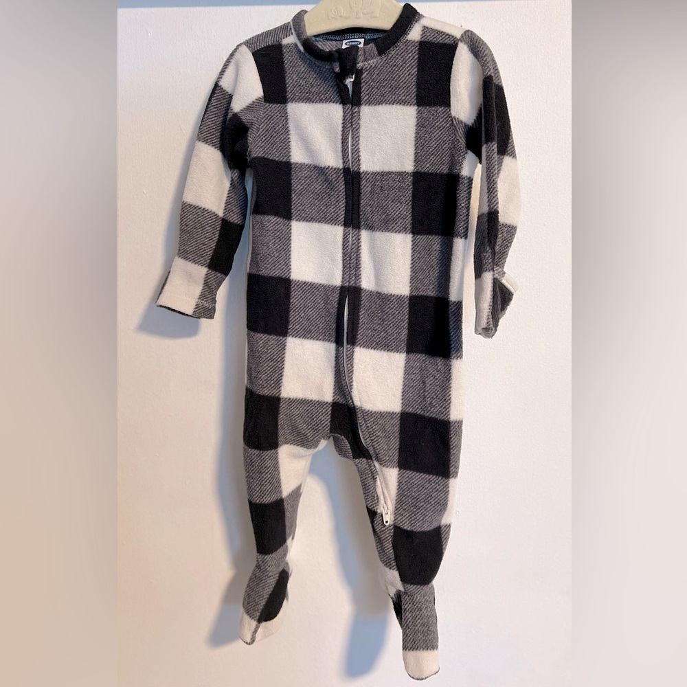 Old Navy Fleece Black and White Checkered Sleeper|Size:3-6months/6-9months - Picture 14 of 14